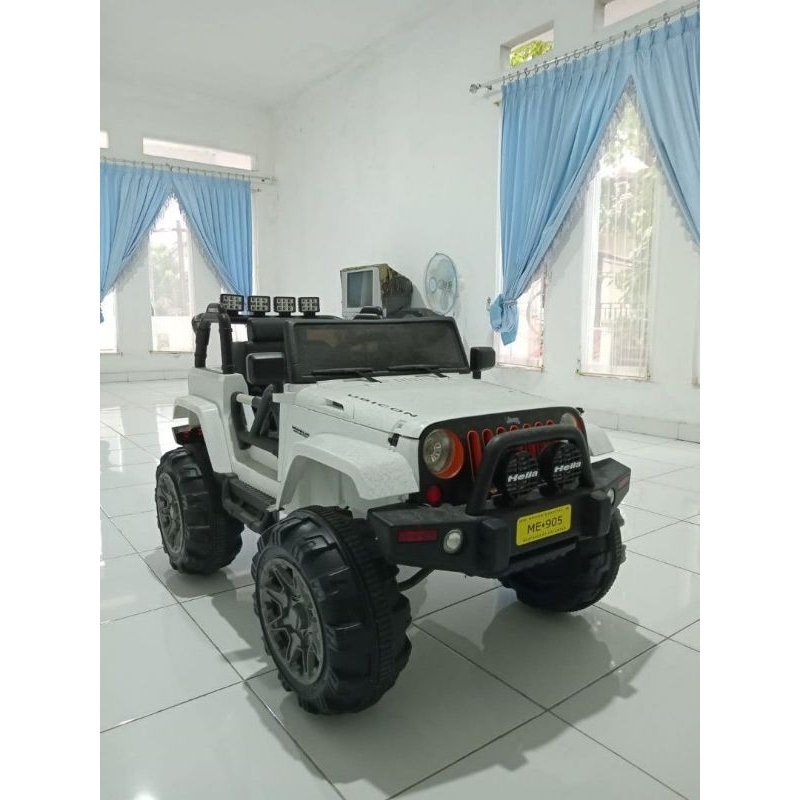 Mainan mobil remot jeep