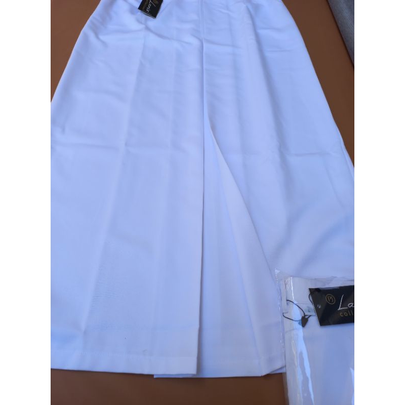 Rok span putih lipat depan