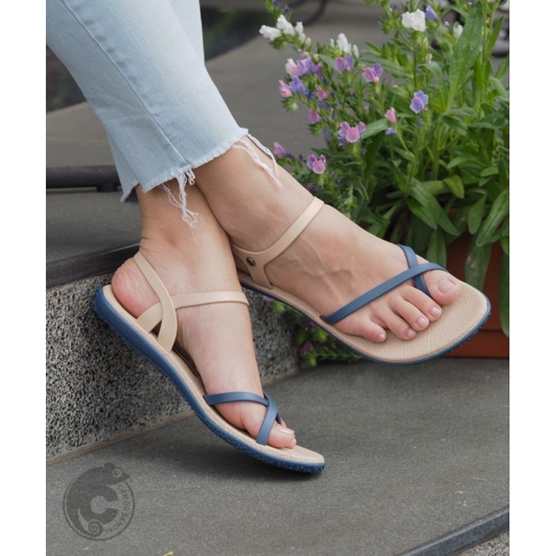 Vivian Calmy Sandal Wanita Dari bahan perpaduan karet dan plastik