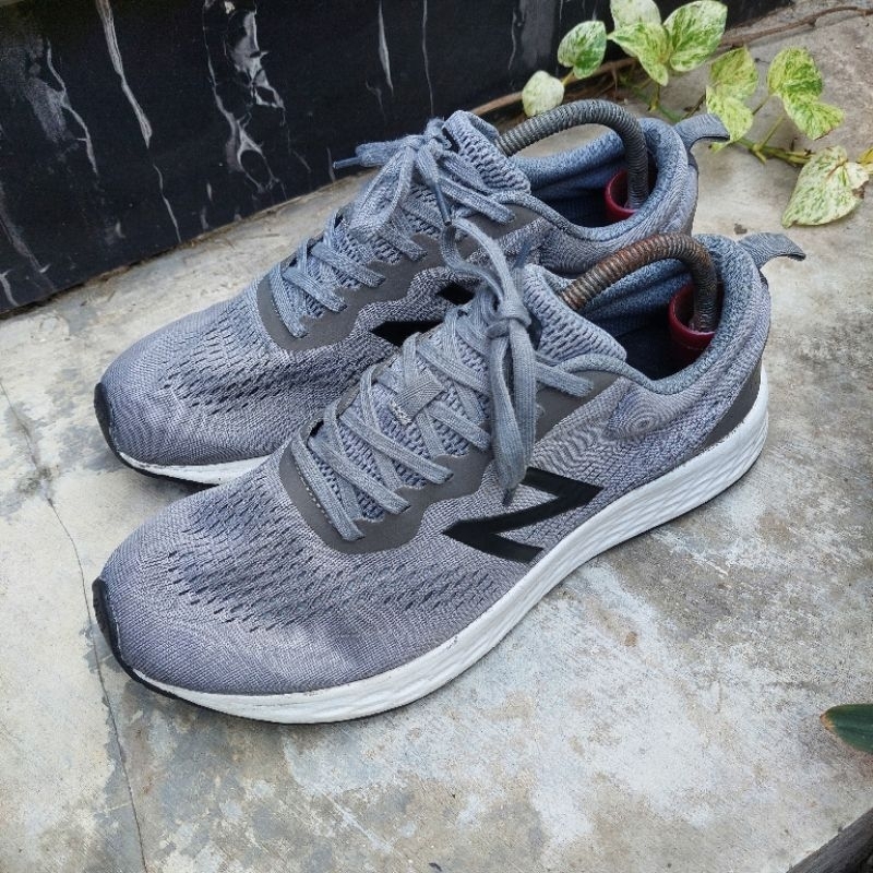 sepatu running second merk New balance size 44(28cm)