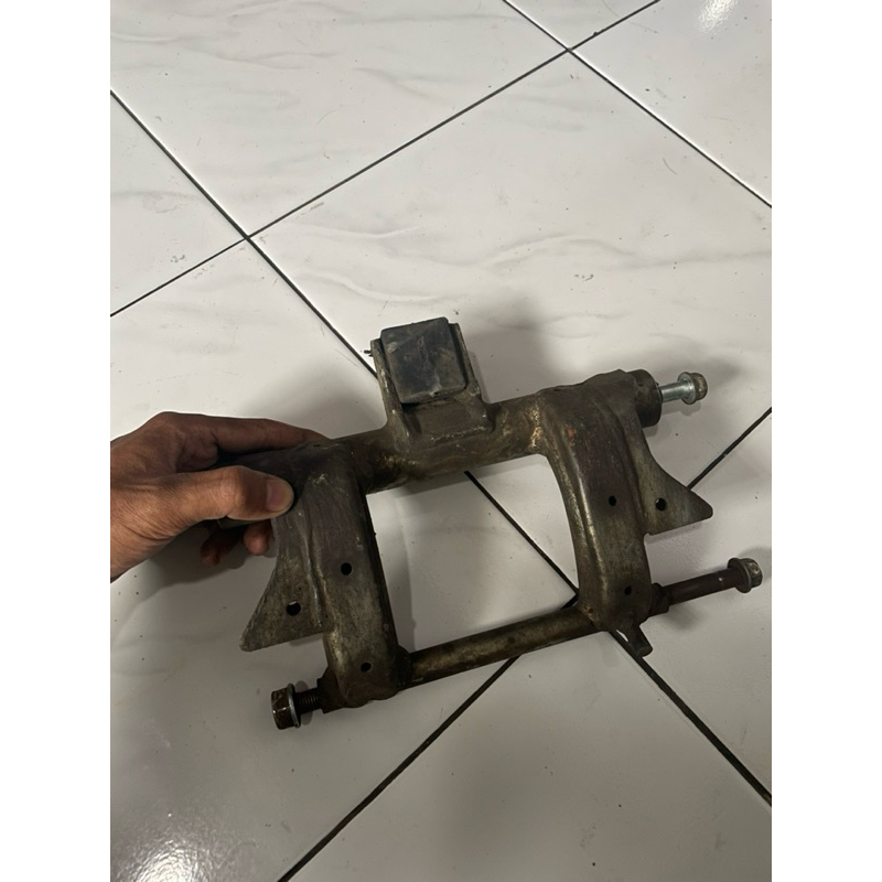 SAMBUNGAN MESIN MOUNTING NEW VARIO 150 125 LED ORIGINAL