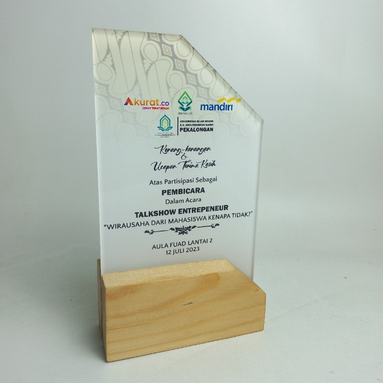 VANDEL PLAKAT AKRILIK KAYU MAGANG KKN