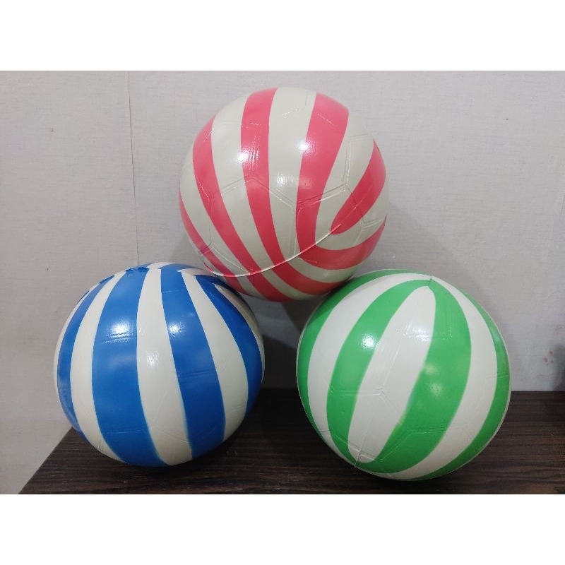 Bola plastik sepak bola bermotif loreng