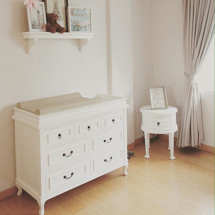 Lemari bayi minimalis warna cat putih, Lemari bayi dan meja ganti popok bayi, Lemari baju bayi,