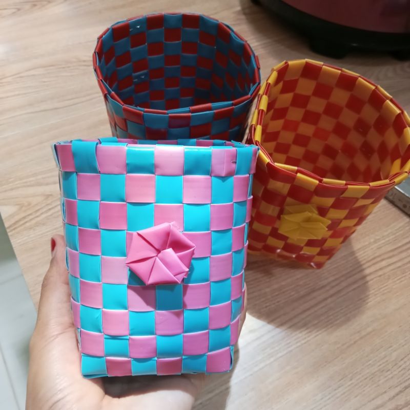 

Keranjang kecil dari sedotan ukuran besar cocok buat tempat pensil, kerajinan untuk anak sekolah