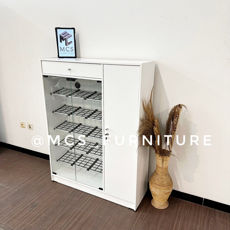 Rak Lemari Sepatu Kaca + Helm Mebel MCS Furniture Semarang Harga Pabrik