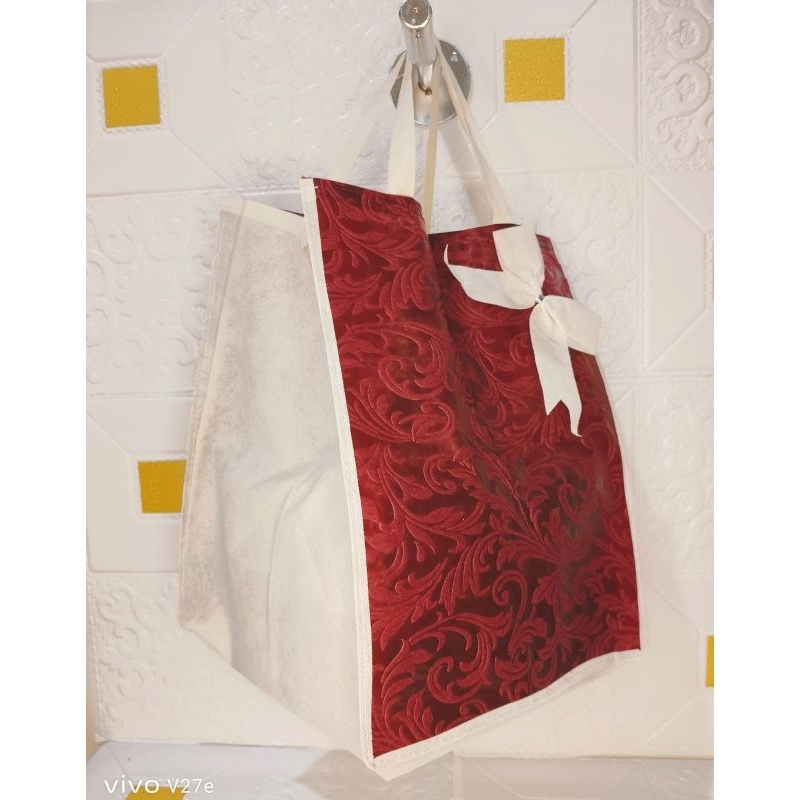 

TAS HAJATAN PITA EMBOS MAROON CREAM Ukuran 22 x 22.TAS KOTAK NASI/TAS SPUNBOND/GOODIE BAG/TAS KUE/TAS PESTA/TAS PARSEL/TAS SOUVENIR