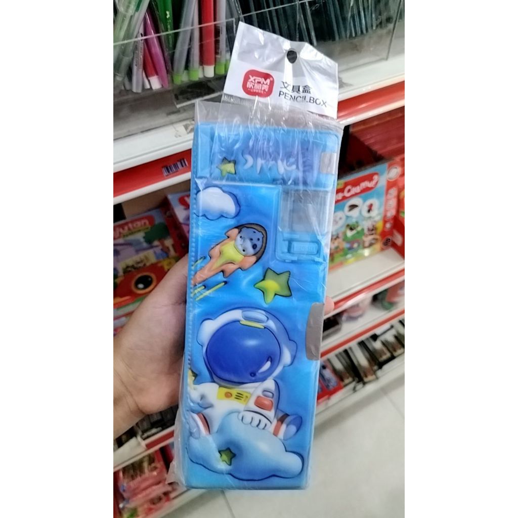 

FANCY - KOTAK PENSIL MAGNET / TEMPAT PENSIL / PENCIL CASE XPM-533-40 3D ASTRONOT + PERUNCING