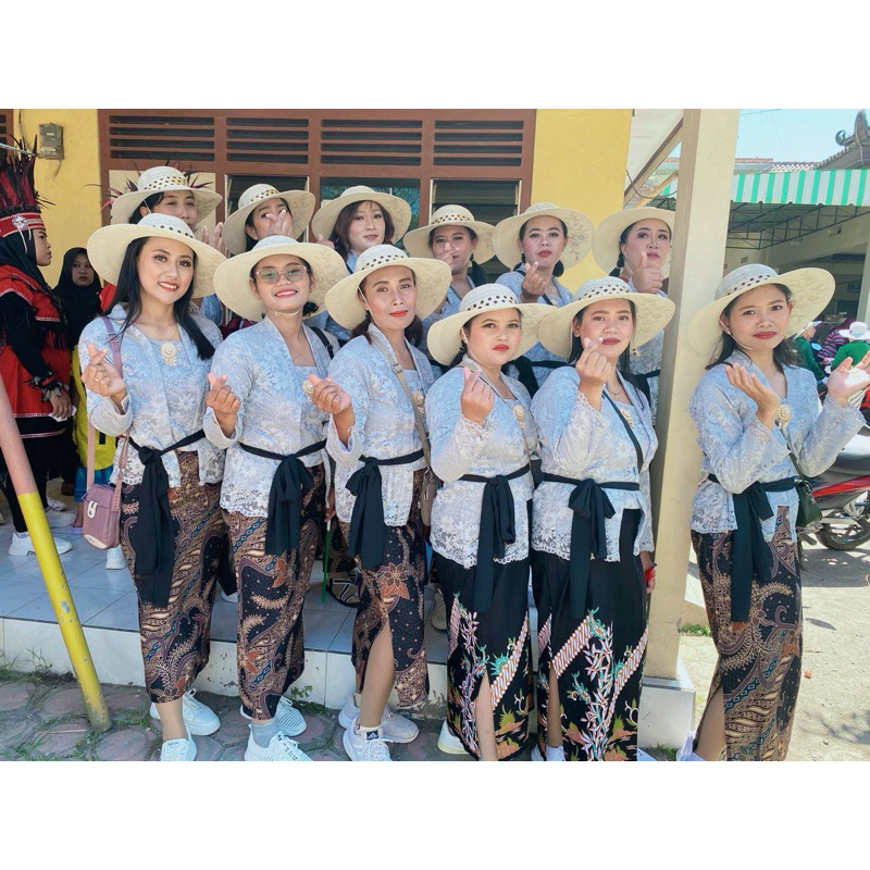 Kebaya panjang brokat