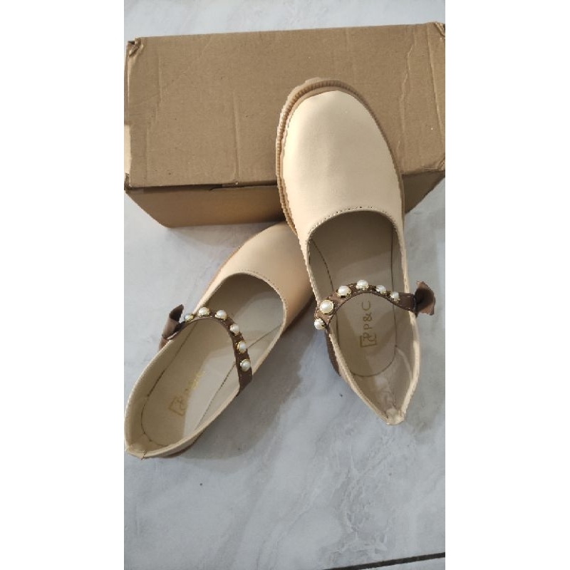 Sepatu Docmart Wanita cream Gesper Mutiara Hak Datar
