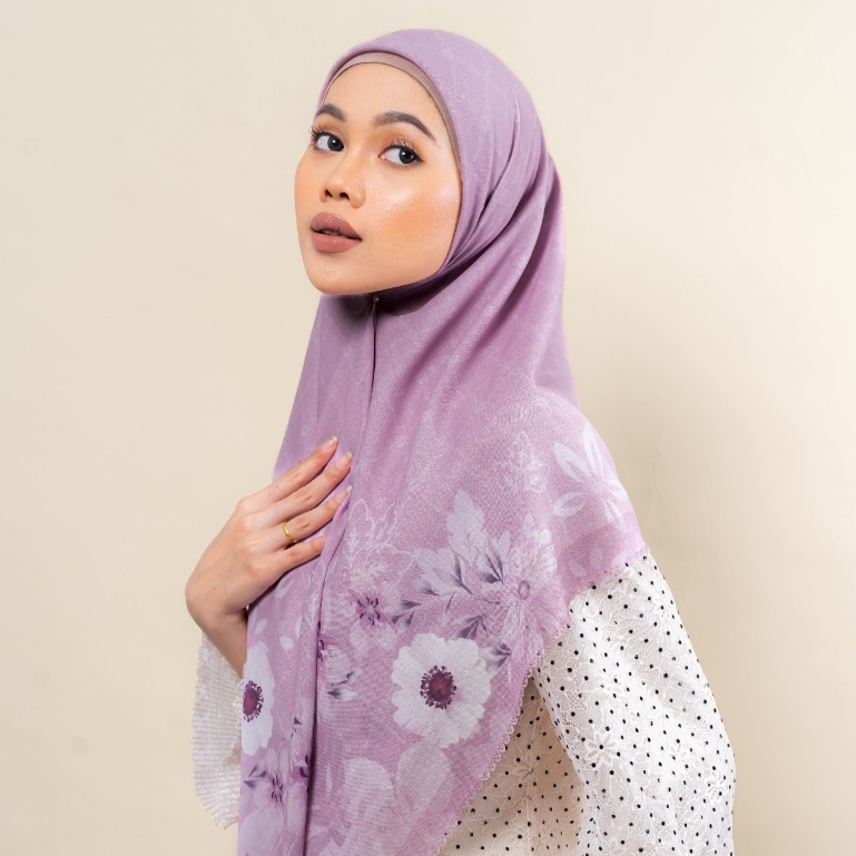Wulang Narawangsa Hijab Segi Empat ⁠Soft Flower Lilac | Kerudung Segi Empat | Hijab Motif Segi Empat