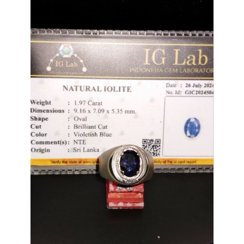 Batu permata natural Iolite