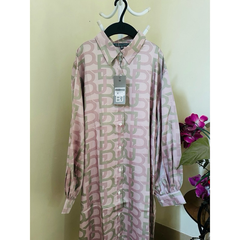 MONOGRAM BUTTON TAB SHIRT - PINK BENANG JARUM