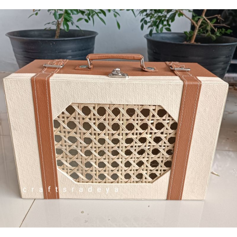 Tas Kotak Anyaman Bambu / Hardbox Gift Hampers Jar Toples / Beautycase Unik