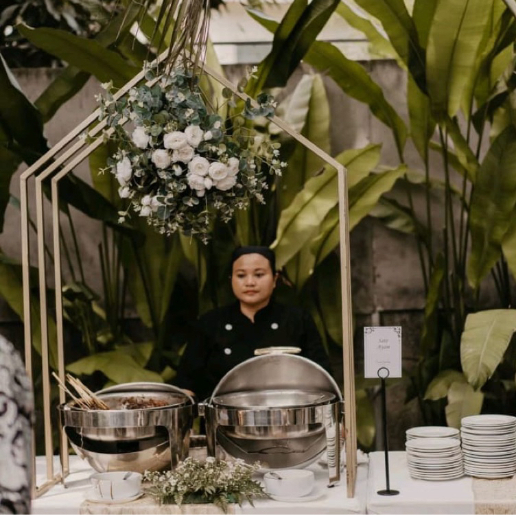 STANDING SEGITIGA GUBUKAN PRASMANAN DEKORASI 03