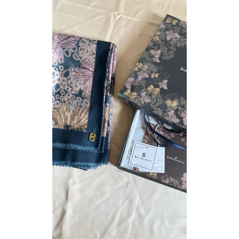 Preloved Buttonscarves Les Amities