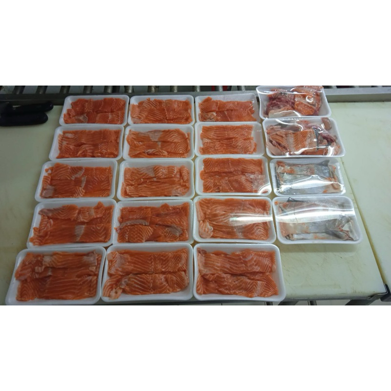 

salmon sashimi irisan sushi