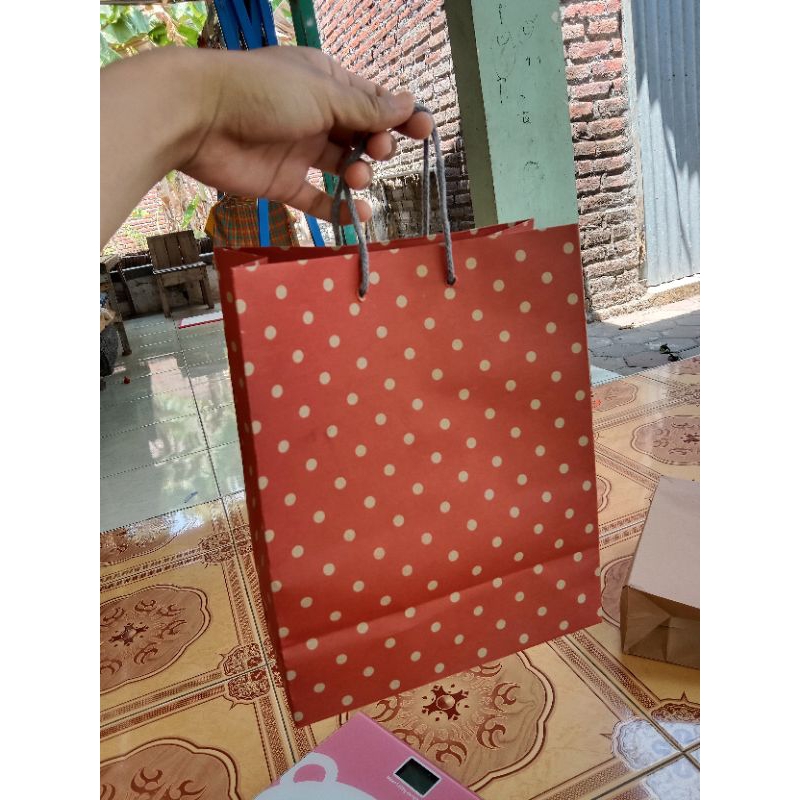 

paperbag kertas polkadot ukuran 20x25x10