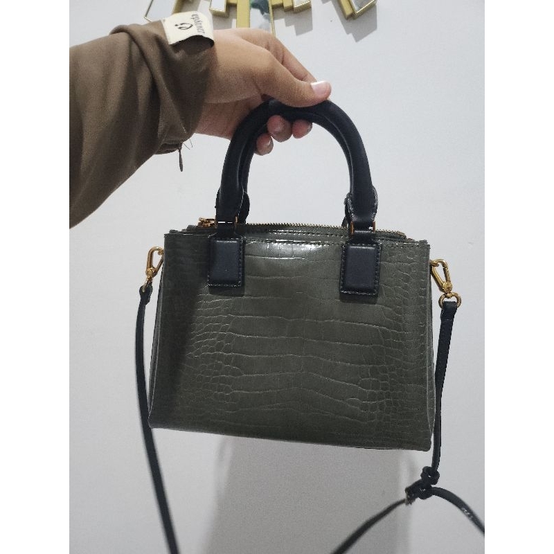 PRELOVED TAS BRANDED CHARLES AND KEITH