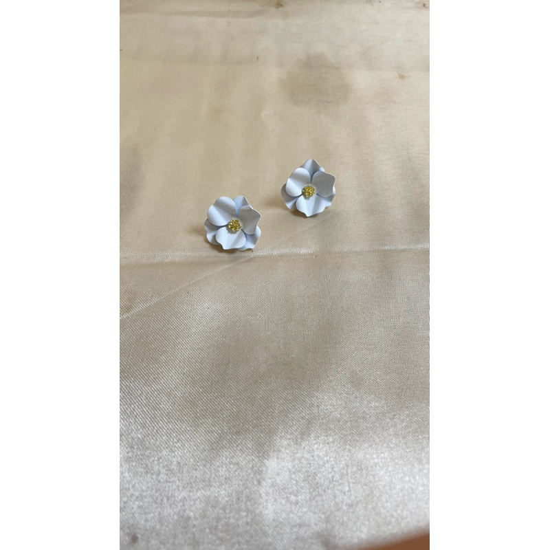 anting bunga putih