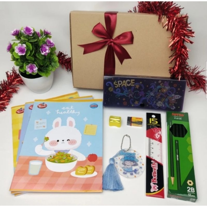 

Paket Tempat Pensil Joyko Set Gantungan Kunci / Souvenir Ulang Tahun Alat Tulis Anak Dengan Tempat Pensil Joyko