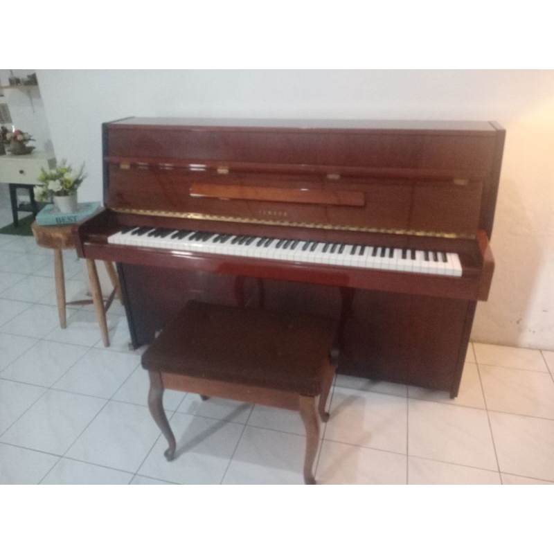 Piano Akustik Klasik Upright Yamaha Glossy Mahogany Built in Japan