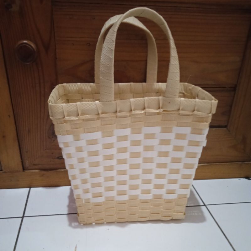

Tas Anyaman plastik ukuran super mini kotak/ Tas souvenir/ keranjang oleh-oleh/ souvenir pernikahan/ hampers Ulang Tahun