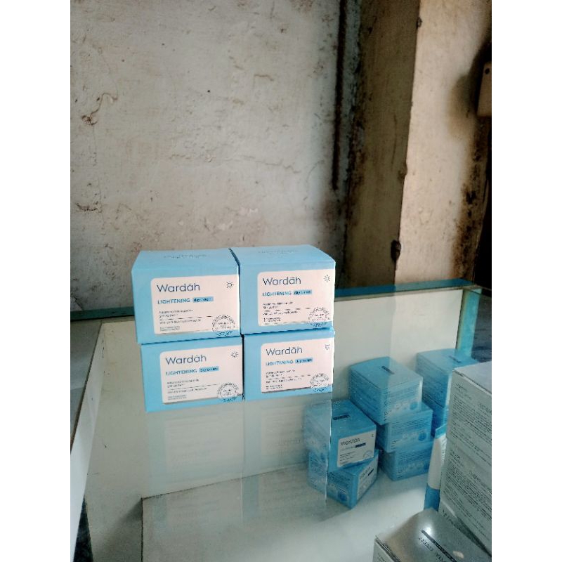 cream siang  Wardah lightening