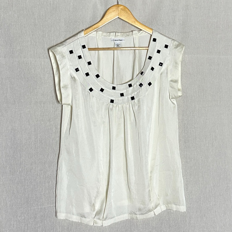 JS 162 Calvin Klein pakaian wanita baju atasan blouse tanpa lengan putih