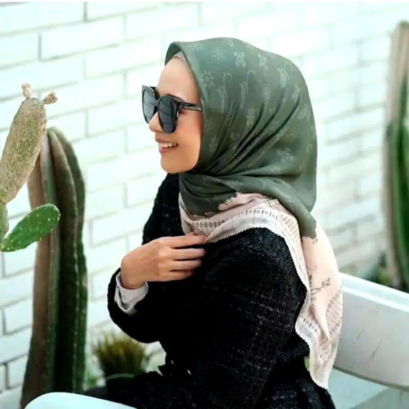 HIJAB/KERUDUNG SEGI EMPAT VOAL PREMIUM MOTIF LC HIJAU BOTOL
