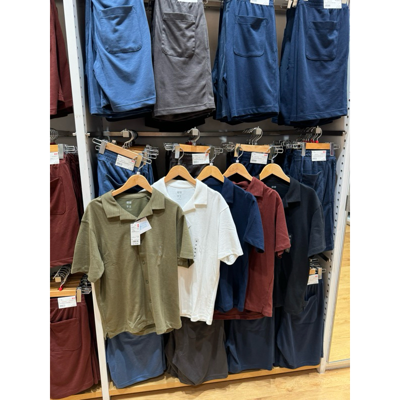 Uniqlo Kaos Polo Kerah Terbuka Cowok