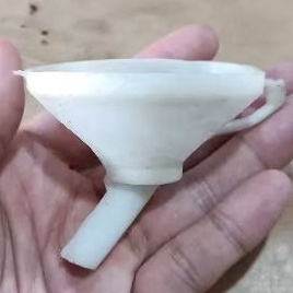 Corong Plastik Kecil Dengan Saringan.