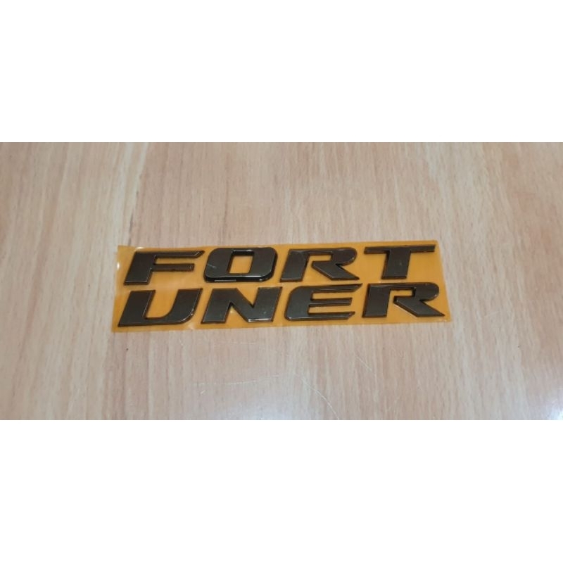 EMBLEM TULISAN FORTUNER BAGASI BELAKANG