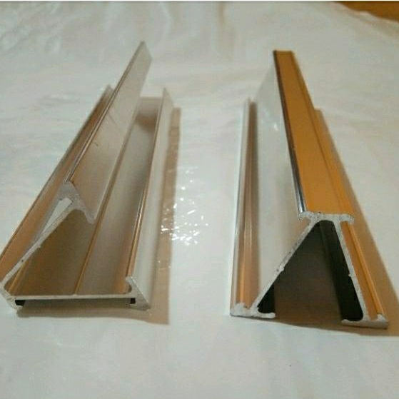 

Papan Nama Meja Segitiga Aluminiun SAMA sisi plat holder name PO