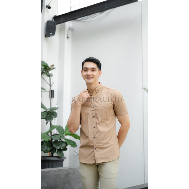 Kemeja Polos Cowok Lengan Pendek Casual Coklat , Sage , Lilac , Hitam