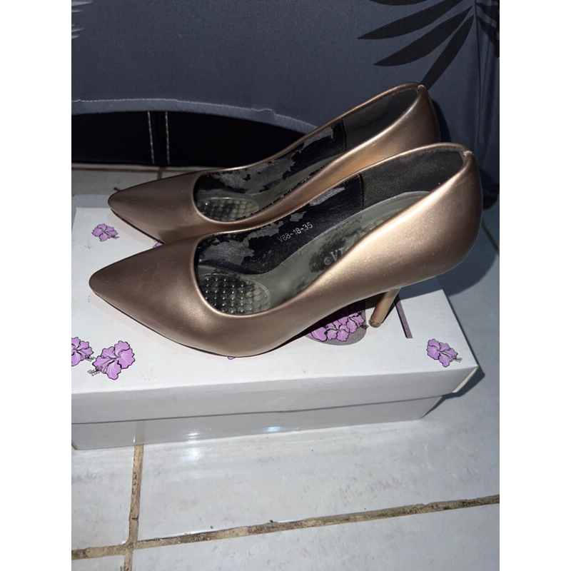 Preloved Sepatu Lawrensia Gold