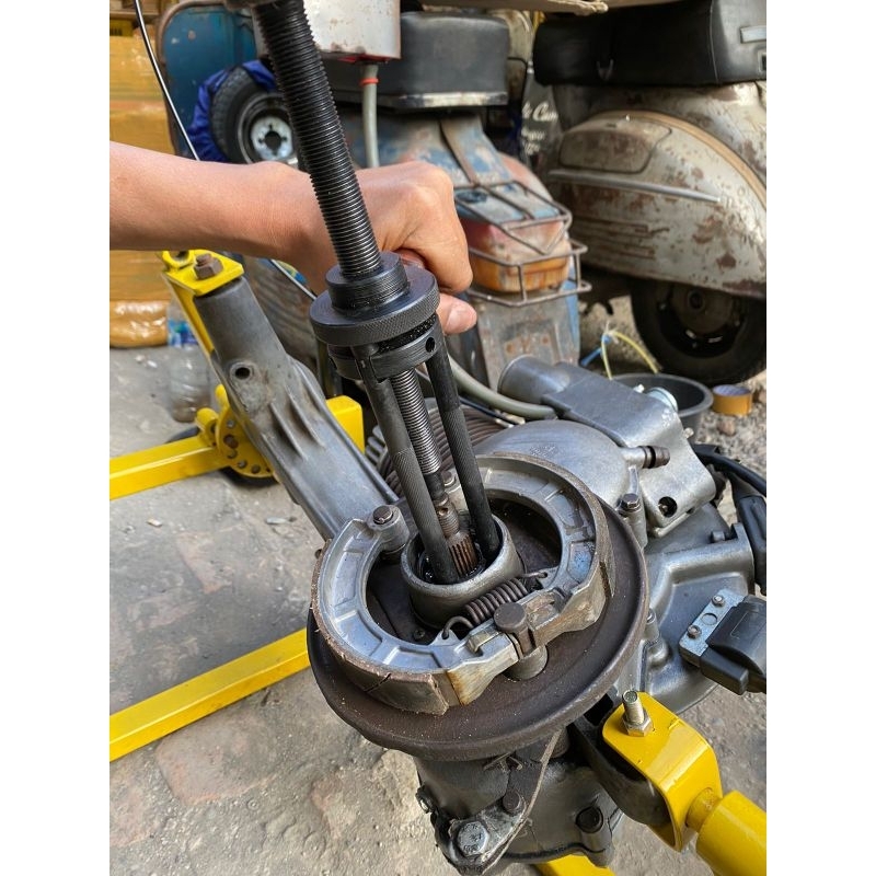 Tracker traker alat bantu copot laher bearing roda belakang vespa tanpa bongkar mesin praktis murah 