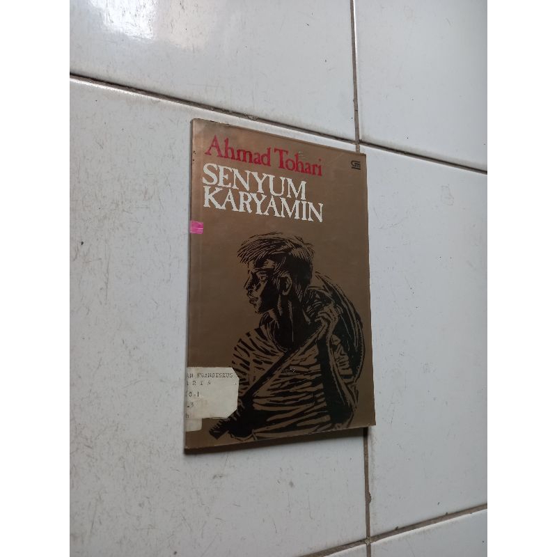 Senyum karyamin - Ahmad Tohari