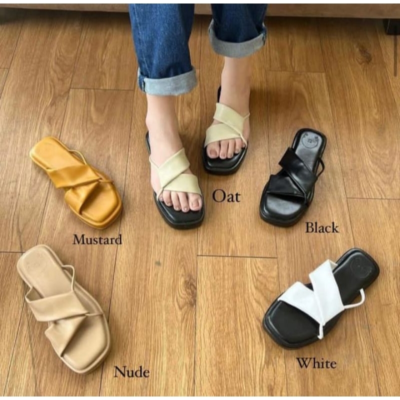 Preloved sandal bukan elizabeth branded