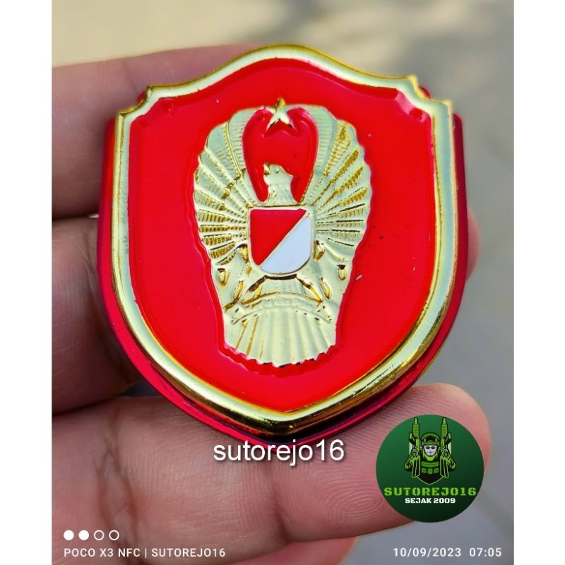baret ijo hijau dan emblem tni ad kartika eka paksi latar mika akrilik miror merah