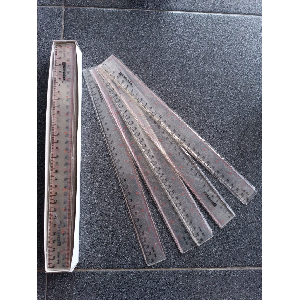 

PENGARISAN PLASTIK 30 CM BENING TRANSPARAN MEREK BENEFIT 1 PCS