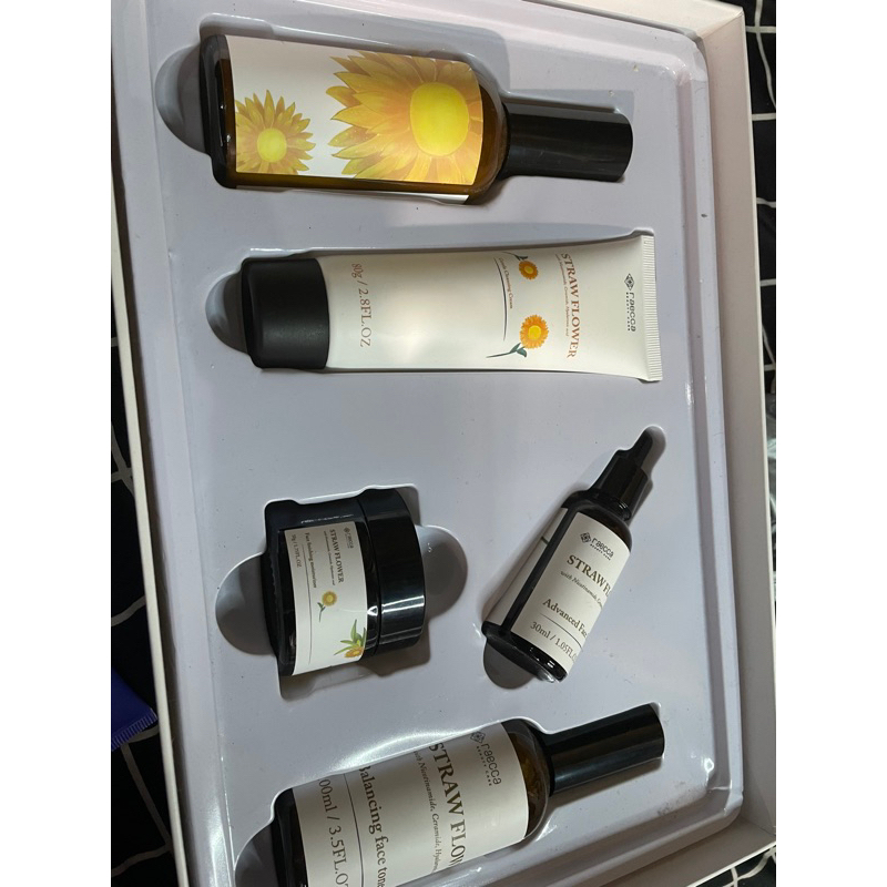 preloved raecca skincare set strawflowers