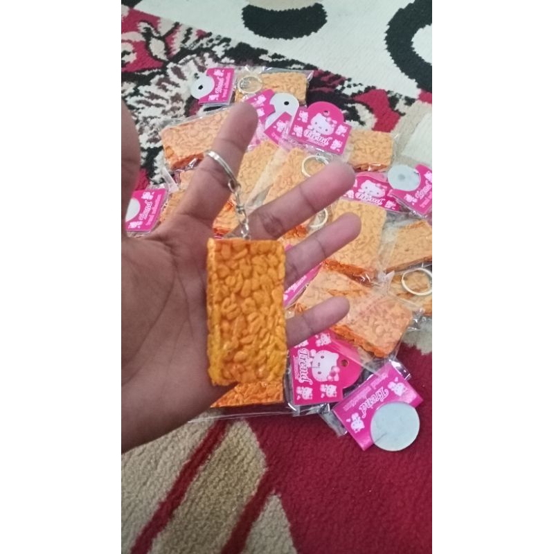 gantungan kunci unik bentuk tempe goreng / souvernir pernikahan unik