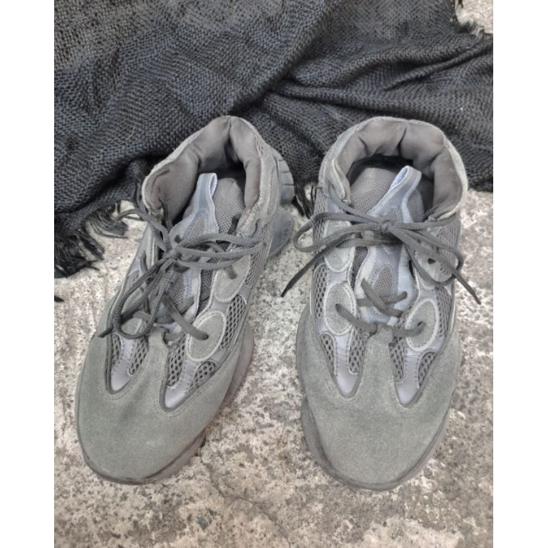 Sepatu Yeezy Adidas 500 size 44 preloved second