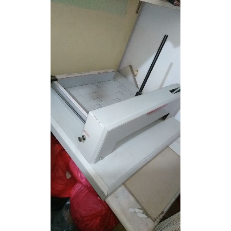 

Mesin potong kertas A3 1 rim INNOVATEC 888