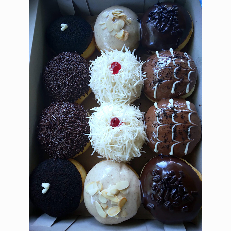 

Donat empuk lembut Bahan premium topping campur isi 12 pcs
