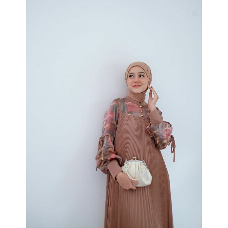 Ulya Plisket Dress by Fentahouse