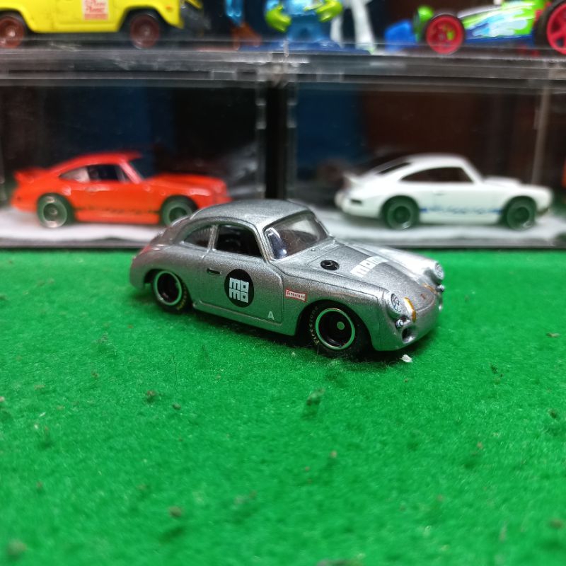 Hot Wheels Premium Team Transport Porsche 356 Outlaw Momo