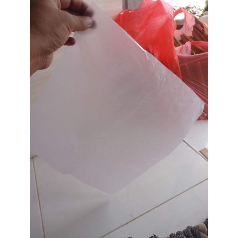 kertas minyak layangan warna putih 18gram, ukuran layangan 48*57, dapat 100 lembar
