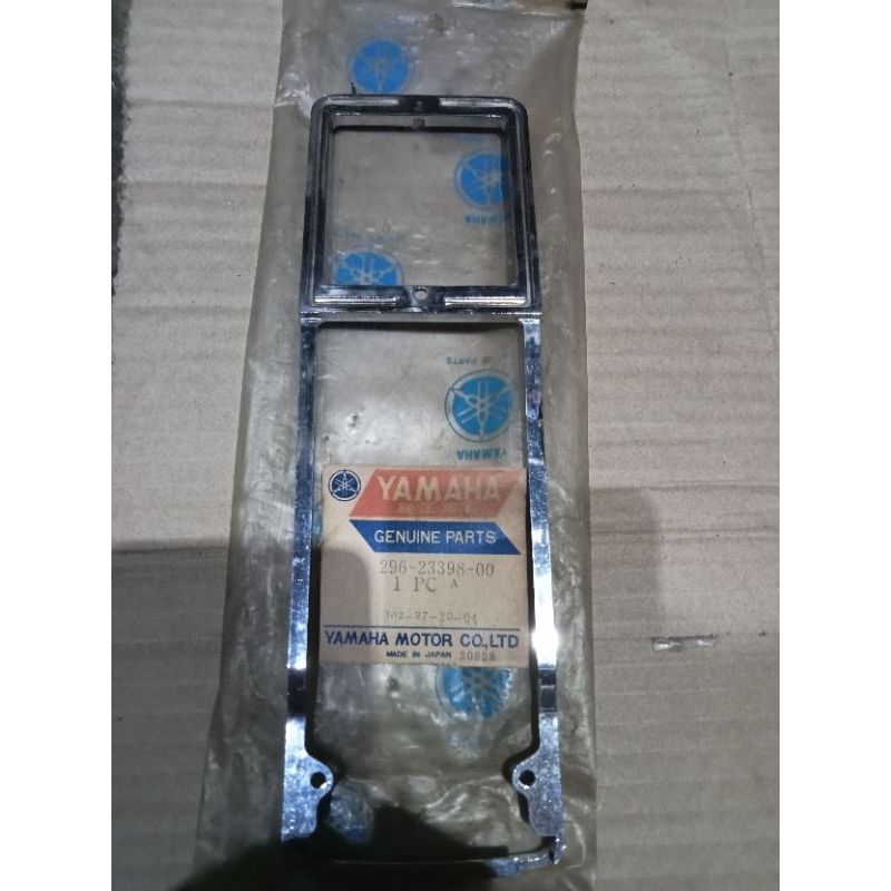 Cover List Ring Dasi Panel Tameng Dada Depan Yamaha V75 V80 Original